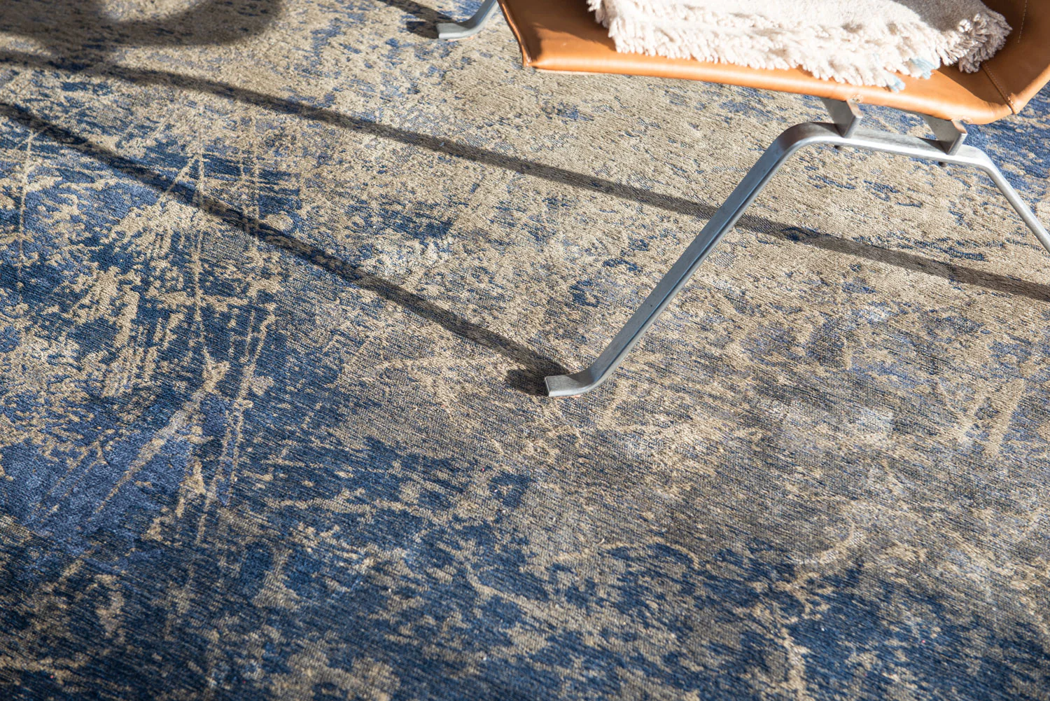 Louis de Poortere Mad Men Cracks Round Abyss Blue 8629 - Image 5